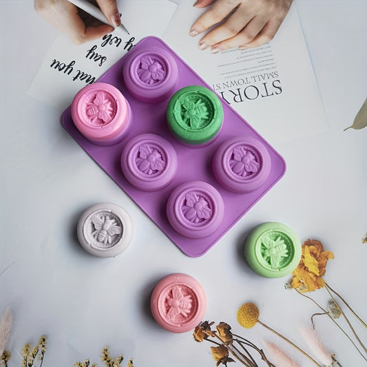 Lila Silikonform mit sechs runden Bienenmotiven und bunten Beispielseifen