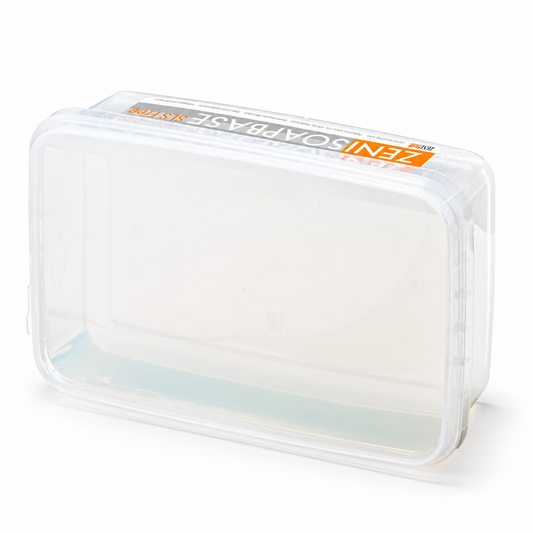 Verpackung der ZENISOAPBASE Pro Clear Seifenbasis vor weißem Hintergrund.